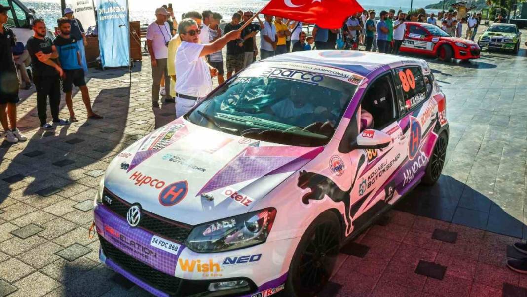 Bir eli direksiyonda, diğer eli gaz ve frende: Kübra rüzgarla yarışıyor! 8